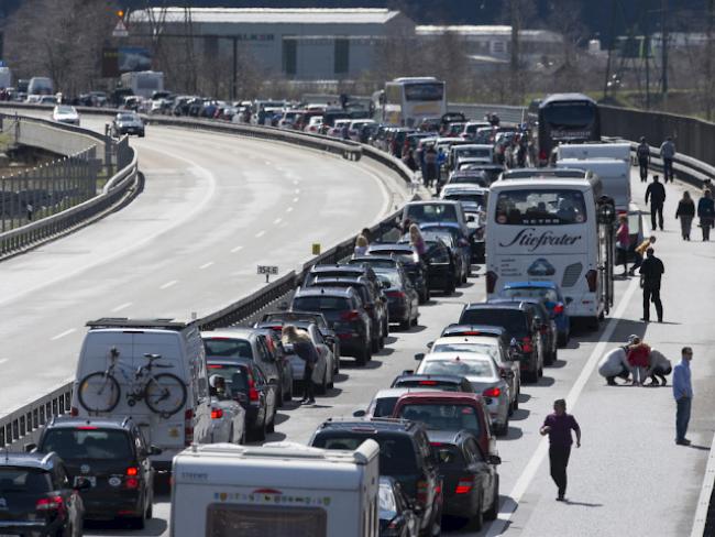 Der Osterverkehr staut sich einmal mehr auf der A2 Richtung Süden