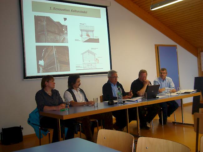 Der Vorstand von AA+ (v.l.): Josianne Mathieu, Franziskus Hermann, Ernst Mathieu, Daniel Grand und Conrad Zengaffinen (auf dem Bild fehlen Rudolf Hermann und Josef Kuonen).