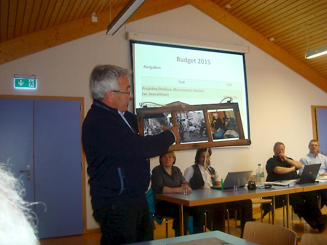 Vereinspräsident Ernst Mathieu präsentierte an der GV ein Muster der Zeitfenster, die auf den Dorfrundgängen der Albinertäg zu sehen sein werden.