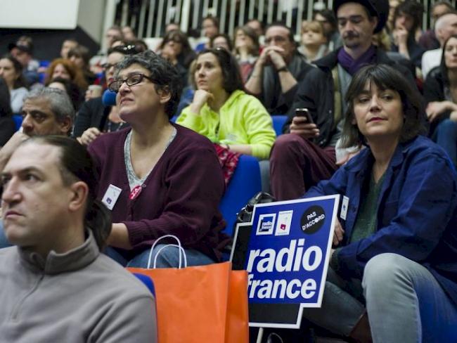 Mitarbeiter von Radio France bei der Generalversammlung