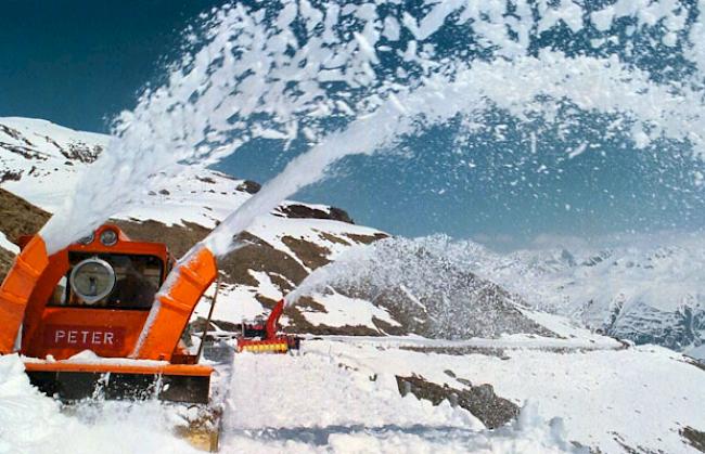 Schneeräumung. Anfang Mai sollen die Schneeräumungsarbeiten auf den Gommer Alpenpässen aufgenommen werden. (Archivfoto)