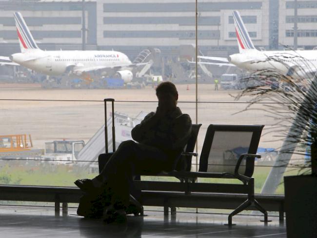 Ein Passagier wartet im Charles de Gaulle-Flughafen auf seinen Flug