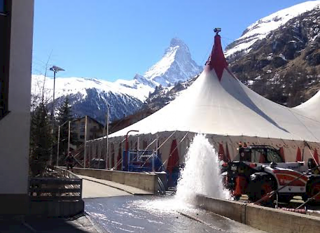 Ungewollte Erfrischung. Bei den Aufbauarbeiten fürs Zermatt Unplugged rammte ein Gabelstapler einen Hydranten.