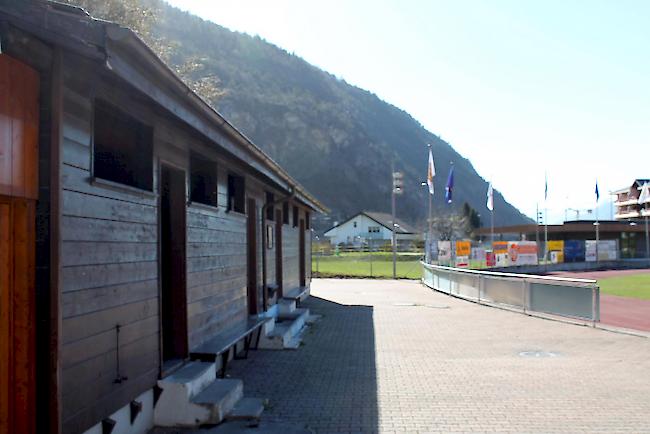 Das alte Garderobengebäude auf dem Visper Sportplatz. Im Hintergrund der neue Garderobentrakt.