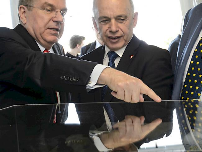 IOC-Präsident Thomas Bach zeigt Bundesrat Ueli Maurer den Neubau.