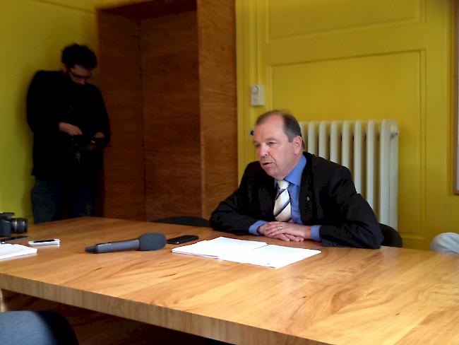 Am Samstagabend nahm Staatsrat Maurice Tornay an einer Medienkonferenz Stellung zu den Vorwürfen seitens der SVP und der FDP.