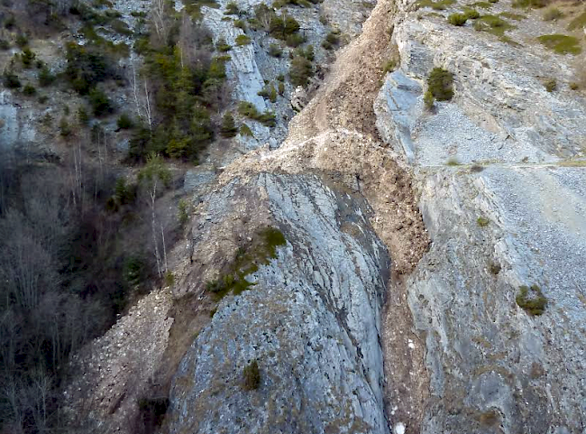 Die Lawine verschüttete am Montag den geöffneten Wanderweg auf der BLS-Südrampe.