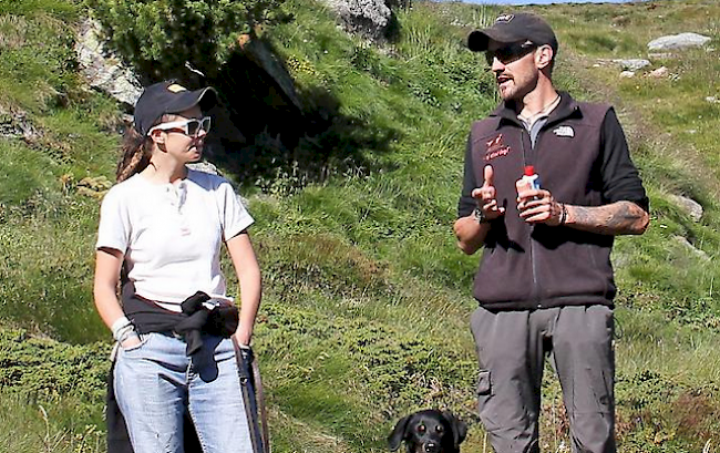 Hundetrainer Philipp Imboden mit einer Kursteilnehmerin und seinem Hund Diva.