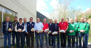 Siegerfoto Feld D: SSZ Chalchofen Holzji vor RSV Saas-Alpina  (l.) und Staldenried D1 (r.)