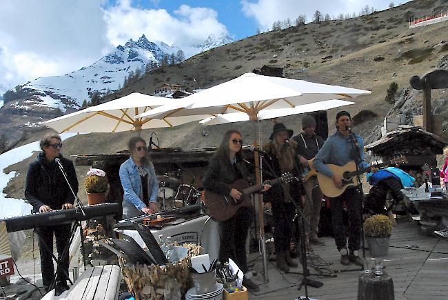 Oktober 2015: Die Mitglieder der Zermatter Band «WintersHome» bei einem Auftritt. 