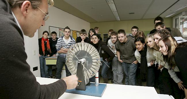 Faszinierte Zuhörer bei einem Experiment (Symbolbild).