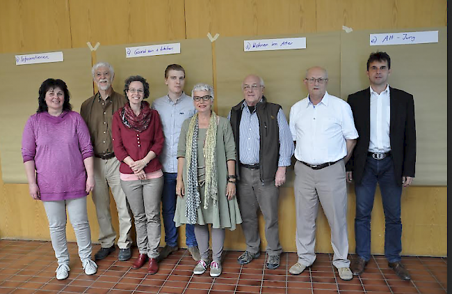 Personen auf dem Foto: v.l. Lochmatter Andrea (Projektleitung), Robert Moser und Troger Patrizia (Arbeitsgruppe), Daniel Baer und Rita Maria Thoma Baer (Vitalba GmbH), Troger Hermann und Salzgeber Klaus (Arbeitsgruppe), Imboden Reinhard (Gemeindepräsident)