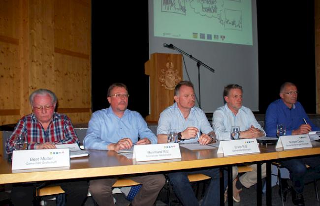 Die Präsidenten der fünf fusionswilligen Gemeinden. Von links: Beat Mutter (Grafschaft), Reinhard Ritz (Niederwald), Erwin Ritz (Blitzingen), Norbert Carlen (Reckingen-Gluringen) und Gerhard Kiechler (Münster-Geschinen).