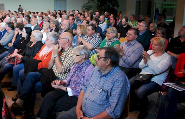 Blick in den gut besetzten Saal der Mehrzweckhalle Gluringen.