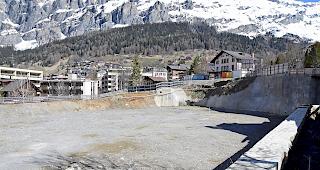 Verwaist: Auf der &laquo;51degrees&raquo;-Baustelle in Leukerbad wird nicht mehr gearbeitet. Die Baufirma wartet auf einen Teil des Geldes, der Bauherr schweigt und die Gemeinde reagiert gereizt.