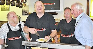 K&auml;semeister Eddy Baillifard (Zweiter von links) mit den ausgew&auml;hlten Racleuren Jean-Pierre Ruch, Jean-Marc Mory und Olivier Guignard (v. l.). Es fehlt Biase Mirjanka.