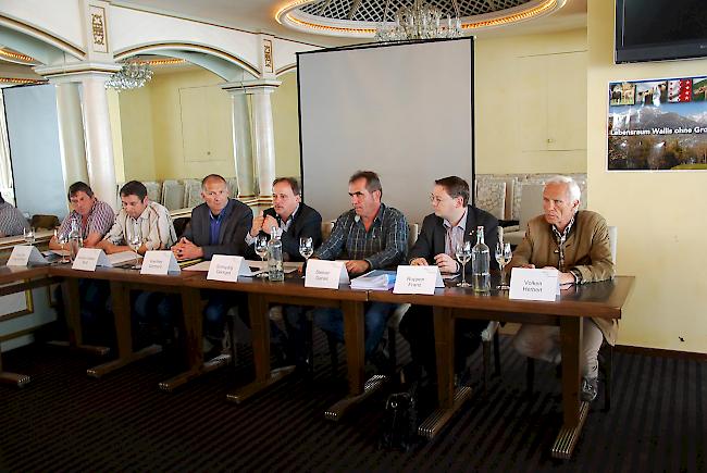 Geeint gegen Grossraubtiere. Die Initianten des Vereins «Lebensraum Wallis ohne Grossraubtiere» formulierten an der Medienkonferenz ihre Ziele.