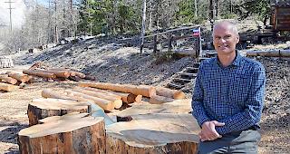 Revierf&ouml;rster Leo J&ouml;rger: &laquo;Um Holz trocken zu lagern, brauchen wir die neue Lagerhalle.&raquo;
