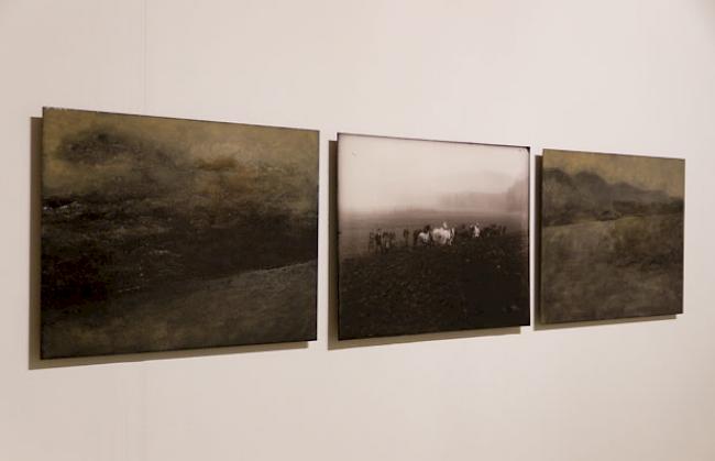 Nicolas Witschi, An die Scholle gebunden (2015), Triptychon, 230cm x 56cm, aus Steinen selbst hergestelltes Pigment, Fotografie (Emil Schärer 1859-1935), Harz, Holz