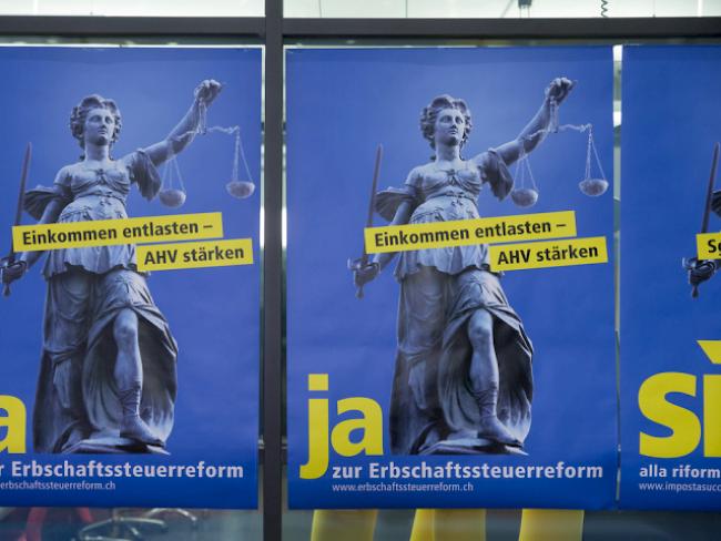 Plakate werben für ein Ja zur Erbschaftssteuerreform