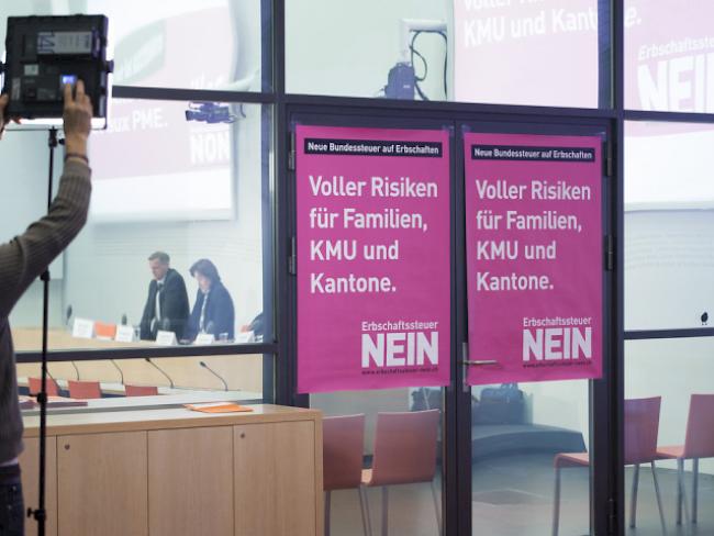 Plakate der Erbschaftssteuer-Gegner an deren Medienkonferenz