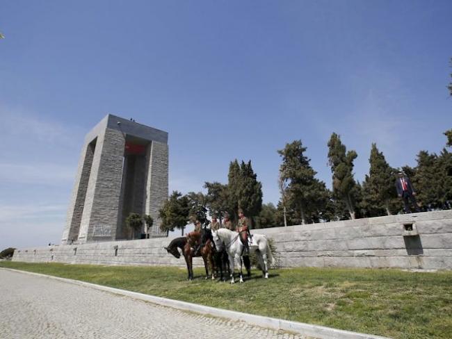 Türkische Soldaten zu Pferd am Freitag beim Schlacht-Mahnmal