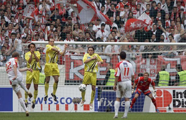 Sieg des Unterklassigen: 2006 wird YB im Penaltyschiessen bezwungen. Sitten - Young Boys 1:1 nV (5:3 nP).