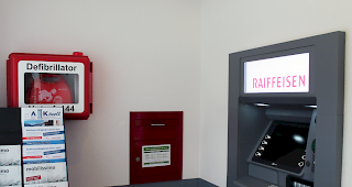 B&uuml;rchen sorgt vor: Defibrillator neben Bancomaten.