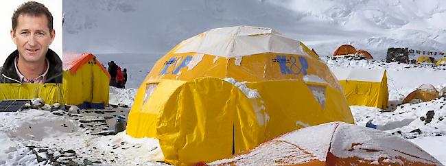 Der Täscher Bergführer Klaus Tscherrig (kleines Foto) sollte im Rahmen der Everest-Expedition 2015 des Schweizer Anbieters Kobler & Partner im Mai einen Gast vom Basislager (Foto) von der chinesischen Seite auf den Mount Everest führen.