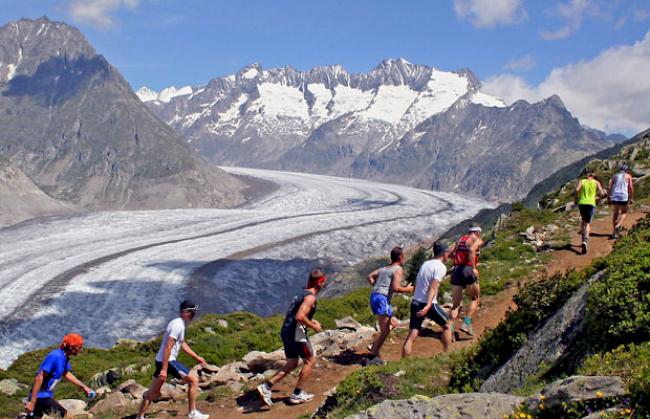 Läufer vor dem Aletschgletscher