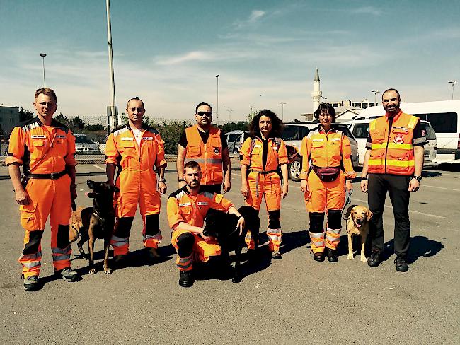 Die REDOG-Equipe bei ihrem Zwischenstopp in Istanbul am Montagnachmittag.  Aus dem Oberwallis ist Salvatore Miano (zweiter von links) als Logistikspezialist mit dabei.