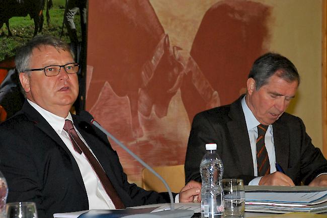 Gut unterwegs: Geschäftsführer Urs Guntern (links) und Wilhelm Schnyder, Präsident der Sortenorganisation Raclette du Valais AOP, an der Delegiertenversammlung in Châteauneuf.