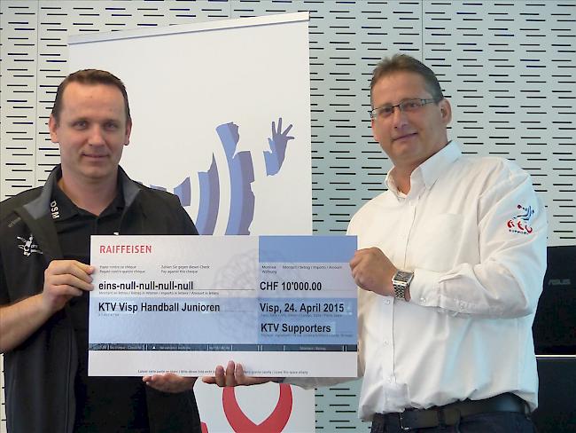 Checkübergabe: Fredy Karlen, Präsident KTV Visp, und Randolf Karlen, Handball Präsident KTV Supporters.