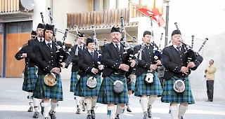 Die Oberwalliser Pipe Band Young Rhone ist an der Basler Tattoo Jubil&auml;umsparade dabei.