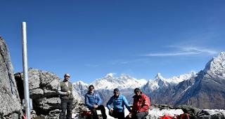 Patrick Kalbermatten, Bruno Jelk und die Sherpas Lakpa  und Thsering (von links) legen eine Arbeitspause ein mit Blick auf die h&ouml;chsten Berge der Welt (von links Mount Everest, Lothse Shar, Ama Dablam, Makalu  und Tamserku). 