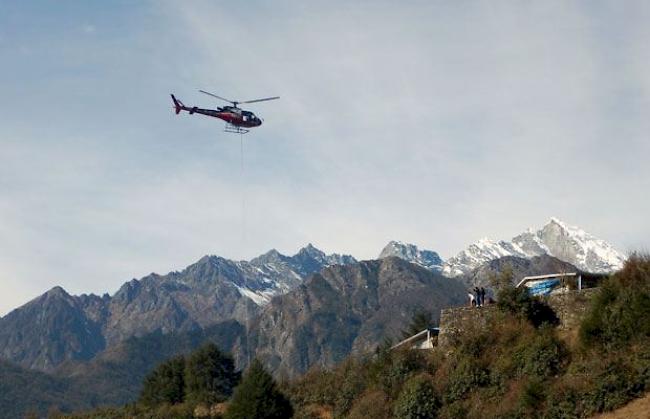 Bruno Jelk flog an einem Tag mit drei Piloten der Simrik Air und 13 Sherpas Long-Line-Übungen. Mit dem Ziel die Kommunikation und Zusammenarbeit der Sherpas mit den Piloten zu optimieren.