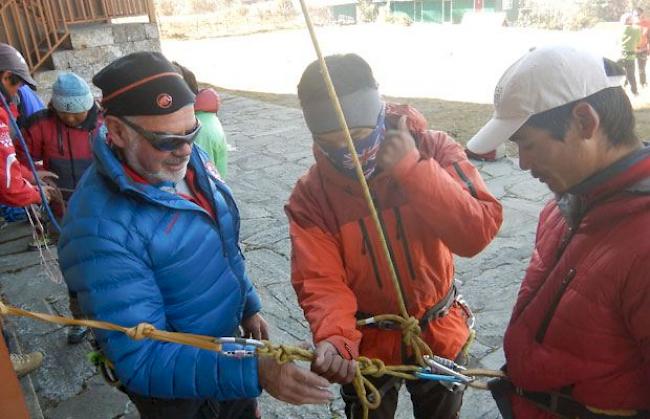 Jelk übt mit den Sherpas die Übergabestrippe zum Rettungsheli für die Rettung vom Extremen Gelände.