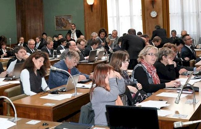 14. Juni: Die ungewohnt vielen Leerstimmen machen aus dem zweifach knappen Ja ein Nein zum neuen Wahlmodus des Grossen Rates, weniger Wahlkreise sowie der Aufhebung der Bezirke und Präfekten.