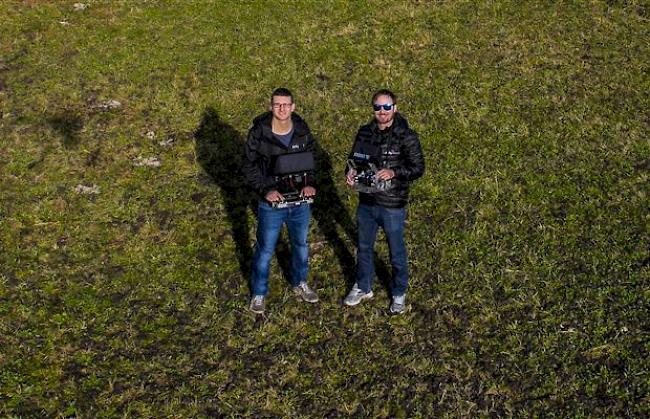 Dronie: Ramon Gashi und Lukas Sprung von To-Fly Drones aus der Vogelperspektive.