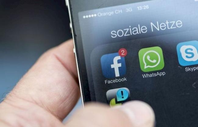Ein Jugendlicher benutzt Whatsapp auf dem Smartphone (Symbolbild)