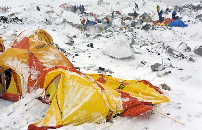 Fotos vom durch die Lawinen teilweise zerstörten Basislager am Mount Everest.
