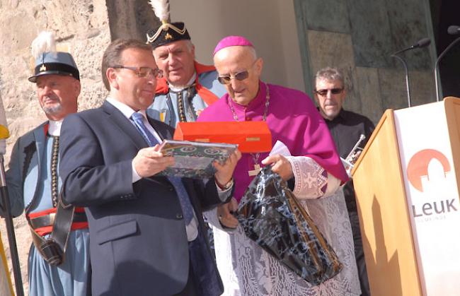 Austausch von Geschenken zwischen Roberto Schmidt und Abtbischof Roduit