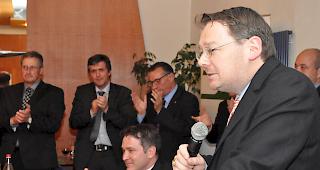 Geschlossen. Franz Ruppen, SVPO-Präsident und Nationalrats- sowie Ständeratskandidat, hält kurz inne, während die übrigen Kandidaten im Hintergrund und Wahlleiter Michael Graber (sitzend) seine Worte beklatschen.