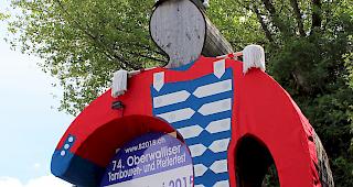 Der eingekleidete Ahnenmusikant am Visper Strassenrand.