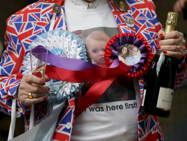 Eine Anhängerin der Royals feiert die Geburt mit Champagner