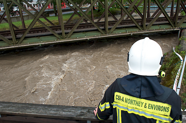 Die starken Regenfälle halten die Feuerewehren des Unterwallis auf Trab.