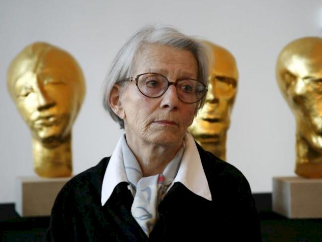 Eva Aeppli mit ihren "Planeten" 2006 im Museum Tinguely