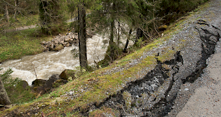 Zerst&ouml;rungen entlang der Vi&egrave;ze bei Monthey.