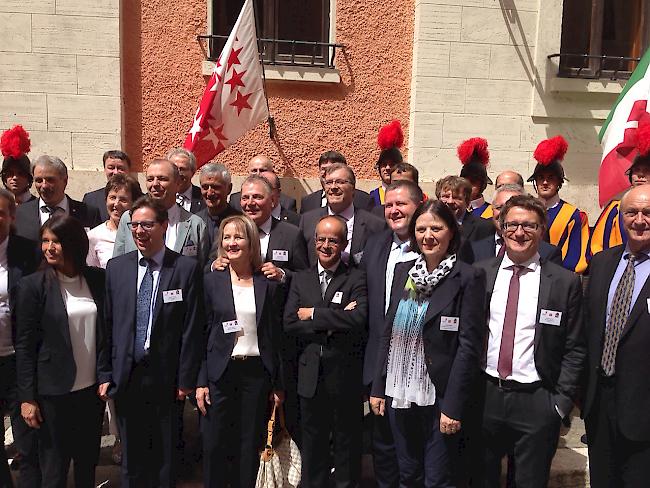 Vertreter der Walliser Delegation stellen sich mit den Walliser Junggardisten zum Erinnerungsfoto.