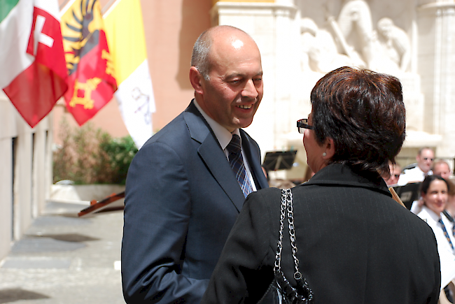 Gardekommandant Christoph Graf ehrt Bernadette Brunner für die tadellose Organisation des Treffens zwischen Garde und offizieller Walliser Delegation.